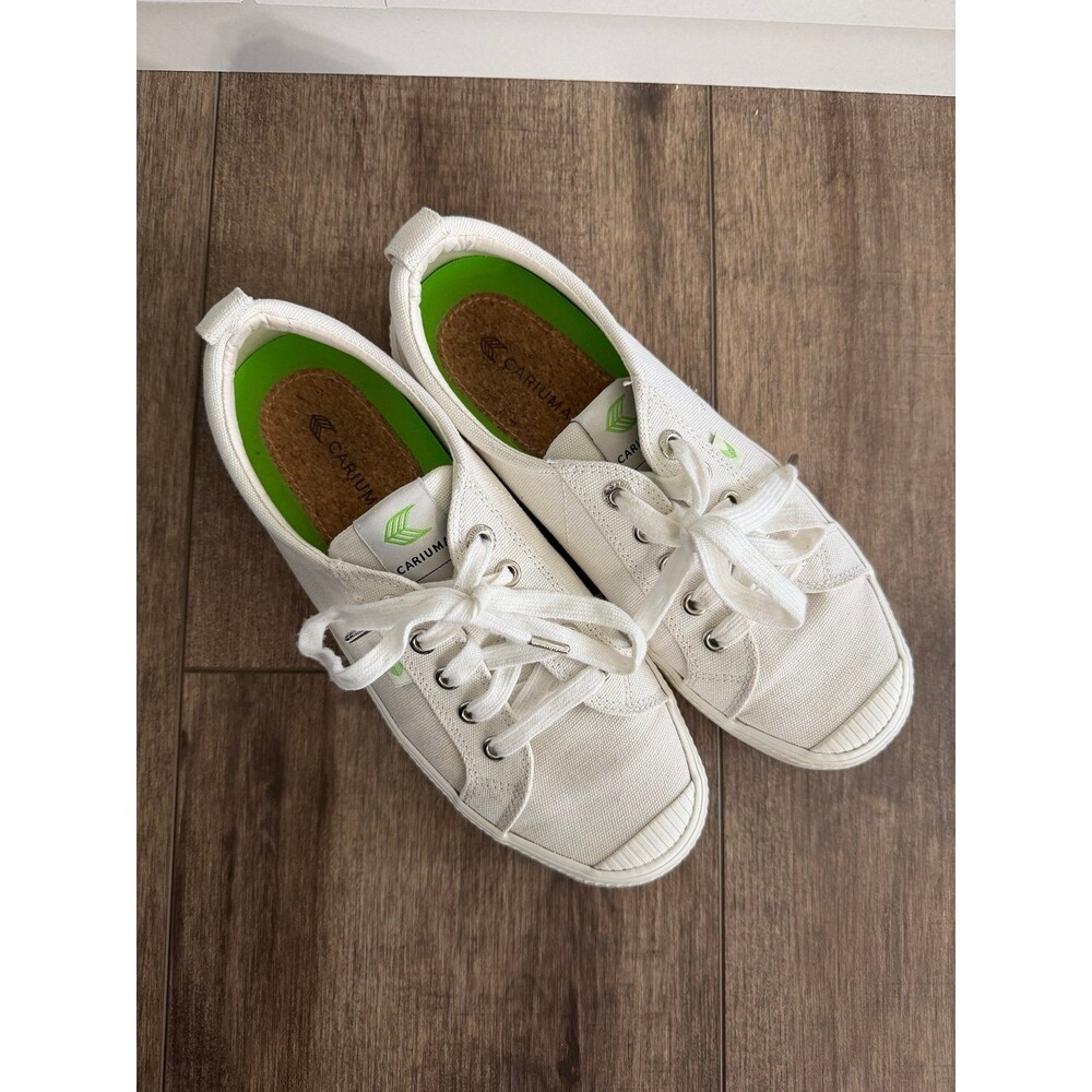 Cariuma OCA Low Off Canvas Sneakers women sz 8, men sz 6.5 White Lace Up Shoes